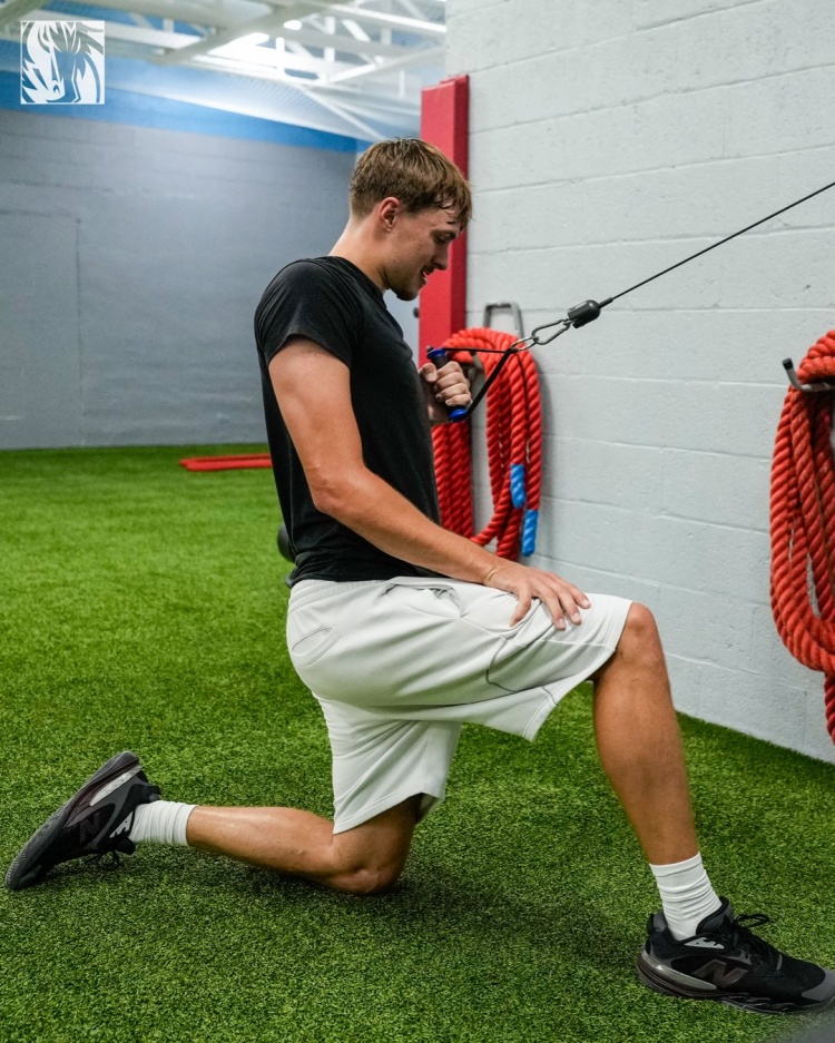 独行侠官方晒弗拉格训练照:回到自家地盘训练的感觉就是不一样