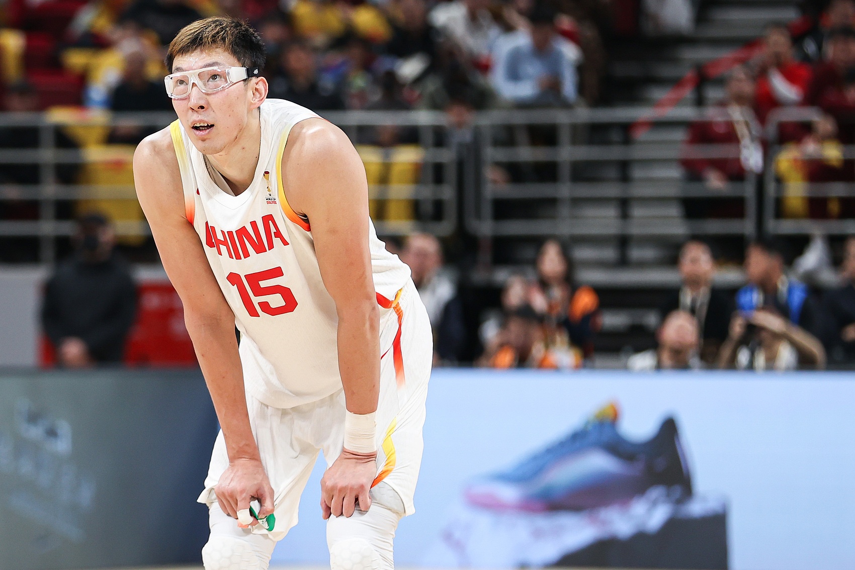 周琦：FIBA比赛基本5分钟就要换内线 比赛强度高&无氧对抗消耗大