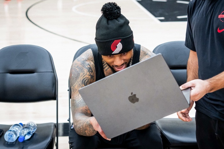 开拓者官推：去年NBA进了103227个球 过去一年利拉德进了100100个
