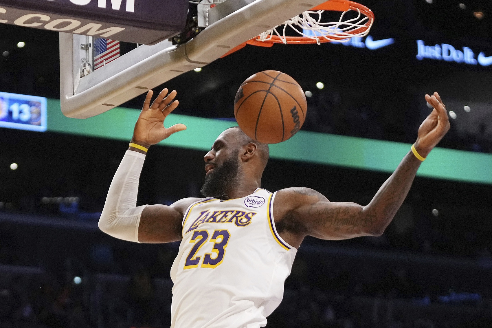 德隆蒂·韦斯特：詹姆斯随便一场比赛的集锦就能顶别人一辈子